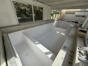 Piscine intérieure en cours de rénovation avant pose du revêtement, Vosges