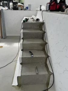 Escalier en béton d'une piscine en cours de construction, Vosges