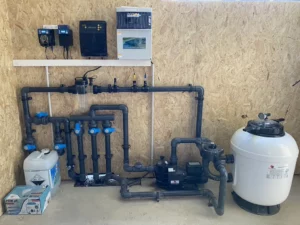 Filtration de piscine montée sur un panneau mural dans un local technique