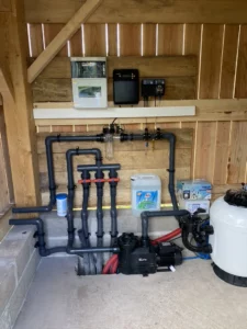 Local technique en ossature bois abritant la filtration d'une piscine