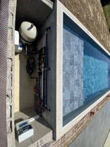 Local technique compact intégré dans un coffre au bord du bassin