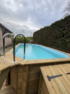 Piscine hors-sol en bois avec échelle inox et terrasse d'accès, Vosges