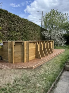 Piscine hors-sol en bois avec terrasse d'accès dans un jardin, Vosges