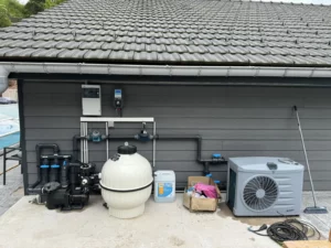 Pompe à chaleur et filtration de piscine installées le long d'une maison