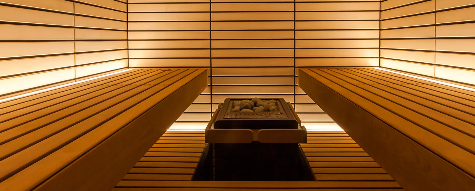 Intérieur d'un sauna traditionnel avec banquettes en bois clair
