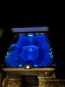 Spa extérieur éclairé par ses LED bleues à la tombée de la nuit, Vosges