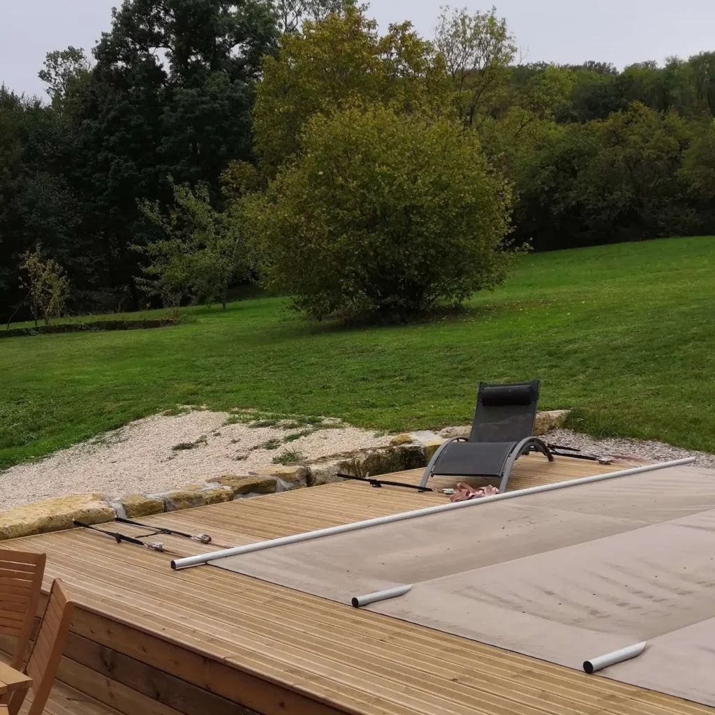 Terrasse de piscine en cours de finition face à une prairie
