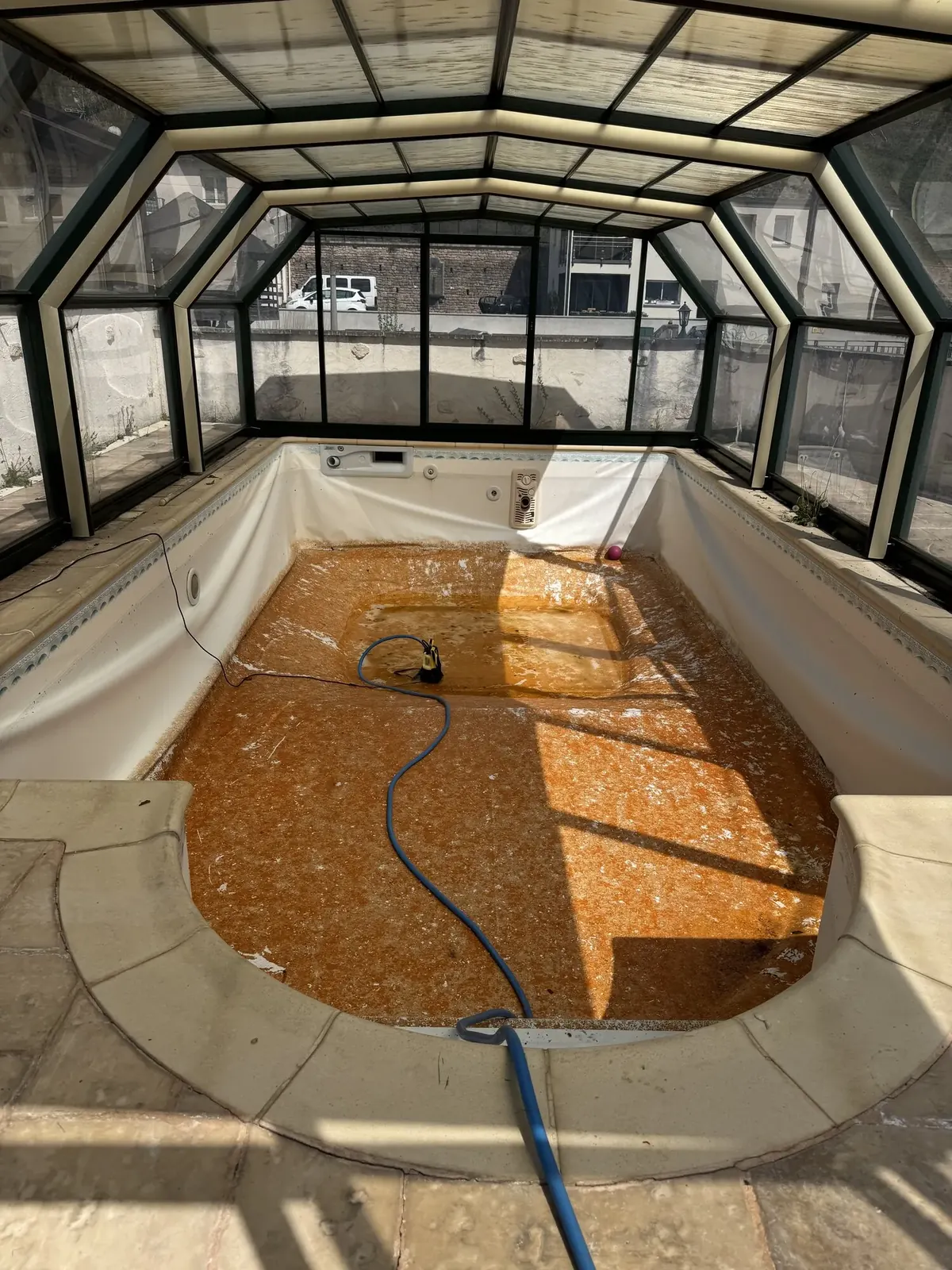 Piscine avant rénovation avec liner dégradé et eau encrassée, chantier Reflets d'Eau à Jarménil