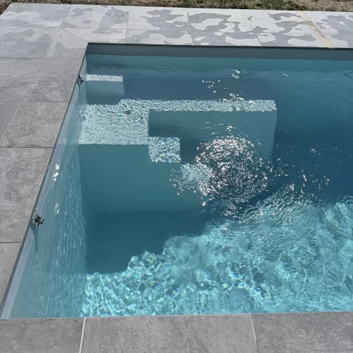 Piscine coque polyester avec escalier intégré, réalisation Reflets d'Eau à Poussay