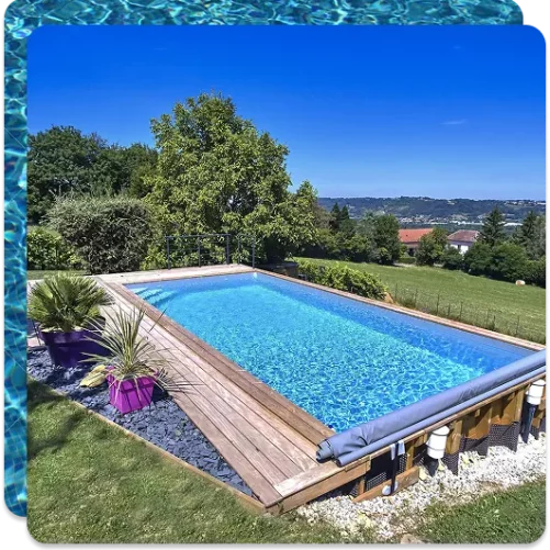 Piscine hors-sol en bois à liner bleu installée dans un jardin en pente